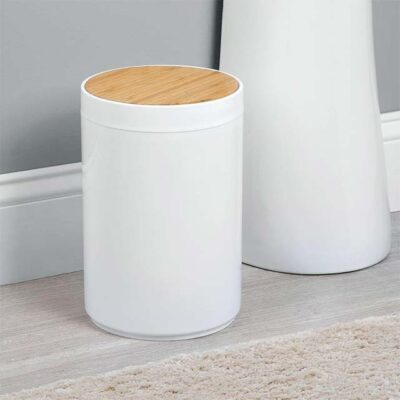 mDesign 1.3 Gallon Small Round Plastic Trash Can with Bamboo Swing Top Lid – White/Natural Wood Wastebasket for Bathrooms, Kitchens & Home Offices